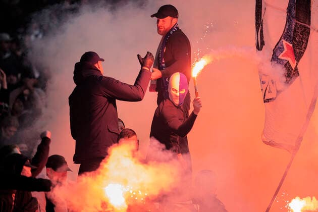Bilder des Jahres 2019, Sport 12 Dezember Sport Bilder des Tages FCK-fans med romerlys under Superligakampen i Parken mellem FC Koebenhavn og Broendby IF, soendag den 1. december 2019.. , Copenhagen Denmark *** FCK fans with Roman candles during the Super League match in the Park between FC Copenhagen and Broendby IF, Sunday December 1, 2019, Copenhagen Denmark,  Copyright: fotograf@clausbech.dk ClausxBechx COP101 spdk20191201-164740-L