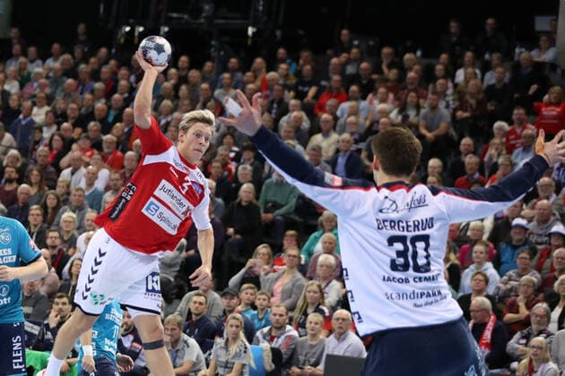SG Flensburg-Handewitt vs Aalborg Handbold, Handball, EHF Champions League Gruppenphase, 01.12.19; Flensburg Janus Smarason (Aalborg Handbold, 03) gegen Torbjoern Bergerud (SG Flensburg-Handewitt, 30) Copyright: xBEAUTIFULxSPORTS MarioxM.xKobergx