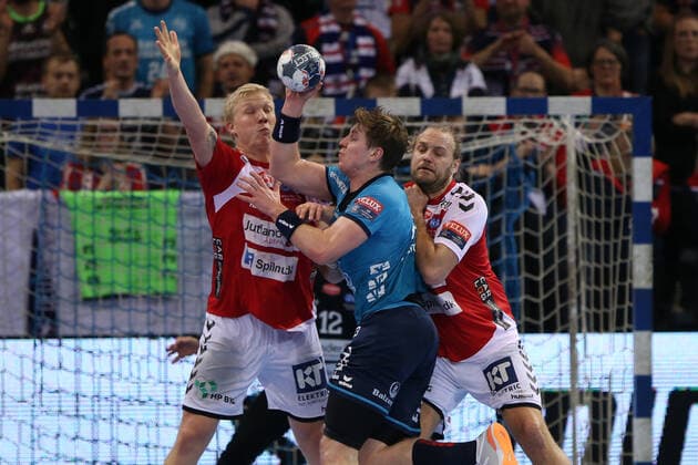SG Flensburg-Handewitt vs Aalborg Handbold, Handball, EHF Champions League Gruppenphase, 01.12.19; Flensburg Goran Soegard Johannsessen (SG Flensburg-Handewitt, 23) gegen Henrik Moellgaard Jensen(Aalborg Handbold, 21) und Magnus Saugstrup Jensen (Aalborg Handbold, 14) Copyright: xBEAUTIFULxSPORTS MarioxM.xKobergx