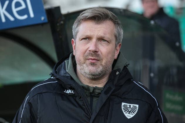 Fußball - 3. Liga - 17. Spieltag SC Preußen Münster - SV Waldhof Mannheim am 30.11.2019 im Preußenstadion in Münster Trainer Sven Hübscher Huebscher (Muenster) schaut skeptisch