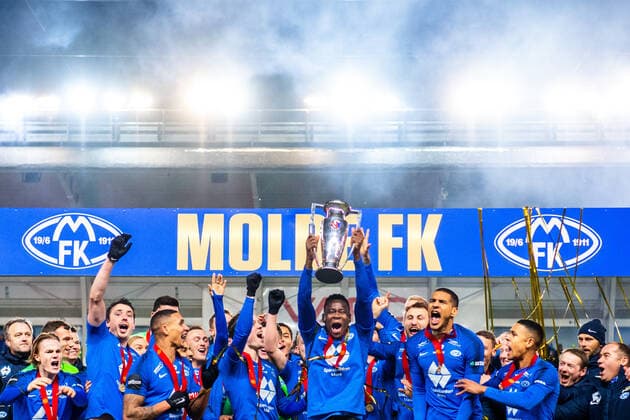 Fußball, Norwegen, Molde FK ist Meister 191201 Players of Molde celebrate with the trophy after the Eliteserien match between Molde and Bodo Glimt on December 1, 2019 in Molde. Photo: Jon Olav Nesvold BILDBYRAN kod JE 160455 bbeng fotboll football fotball eliteserien molde bodo glimt jubel Copyright: JONxOLAVxNESVOLD BB191201JE056