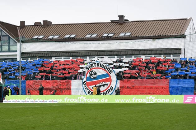 Fußball, Stadiongeschichte SpVgg Unterhaching Unterhachinger Fans zeigen Choreographie, Fans, Publikum, Zuschauer, Stimmung, Atmosphäre, Stadion, 01.12.2019, Unterhaching (Deutschland), Fussball, 3. Liga, SpVgg Unterhaching - TSV 1860 München, DFB DFL REGULATIONS PROHIBIT ANY USE OF PHOTOGRAPHS AS IMAGE SEQUENCES AND OR QUASI-VIDEO.