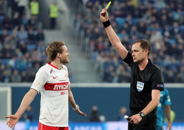 Bilder des Jahres 2019, Sport 12 Dezember Sport Bilder des Tages ST PETERSBURG, RUSSIA - DECEMBER 1, 2019: Referee Vitaly Meshkov (R) shows a yellow card to Spartak Moscow s Samuel Gigot in a 2019 2020 Russian Premier League Round 18 football match between Zenit St Petersburg and Spartak Moscow at Gazprom Arena; Zenit St Petersburg won the game 1-0. Peter Kovalev TASS  TS0C57D7