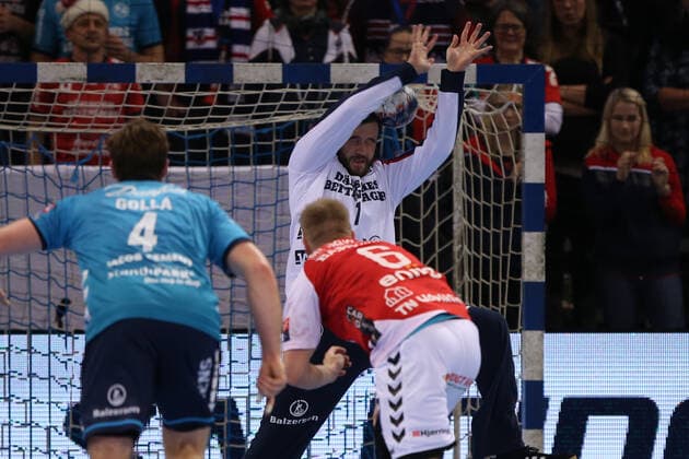 SG Flensburg-Handewitt vs Aalborg Handbold, Handball, EHF Champions League Gruppenphase, 01.12.19; Flensburg Sebastian Barthold (Aalborg Handbold, 06) wirft Benjamin Buric (SG Flensburg-Handewitt, 01) knapp am Kopf vorbei Copyright: xBEAUTIFULxSPORTS MarioxM.xKobergx