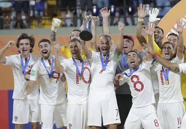 Bilder des Jahres 2019, Sport 12 Dezember Sport Bilder des Tages Players of Portugal celebrate after winning the 2019 FIFA Beach Soccer World Cup at Los Pynandi Stadium in Luque, Paraguay, 01 December 2019. FIFA Beach Soccer World Cup !ACHTUNG: NUR REDAKTIONELLE NUTZUNG!  Copyright: xFERNANDOxBIZERRAxJRx JJPANA8892 20191202-637108419892046984