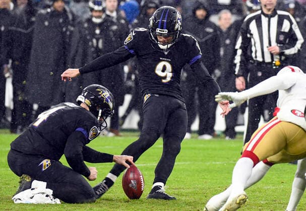 Bilder des Jahres 2019, Sport 12 Dezember Sport Bilder des Tages BALTIMORE, MD - DECEMBER 01: Baltimore Ravens kicker Justin Tucker (9) kicks the game winning 49 yard field goal with no time remaining to defeat the San Francisco 49ers on December 1, 2019, at M&T Bank Stadium in Baltimore, MD. (Photo by Mark Goldman Icon Sportswire) NFL, American Football Herren, USA DEC 01 49ers at Ravens Icon74919120115