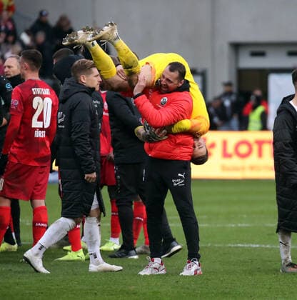 Bilder des Jahres 2019, Sport 12 Dezember Sport Bilder des Tages SV Sandhausen - VfB Stuttgart Deutschland, Sandhausen, 01.12.2019, Fussball, 2. Bundesliga, Saison 2019 2020, 15. Spieltag, SV Sandhausen - VfB Stuttgart: v.l. Daniel Ischdonat (Torwart-Trainer SV Sandhausen), Martin Fraisl (SV Sandhausen), DFL DFB REGULATIONS PROHIBIT ANY USE OF PHOTOGRAPHS AS IMAGE AND OR QUASI-VIDEO. *** SV Sandhausen VfB Stuttgart Germany, Sandhausen, 01 12 2019, Soccer, 2 Bundesliga, Season 2019 2020, 15 Matchday, SV Sandhausen VfB Stuttgart v l Daniel Ischdonat Goalkeeper Trainer SV Sandhausen , Martin Fraisl SV Sandhausen , DFL DFB REGULATIONS PROHIBIT ANY USE OF PHOTOGRAPHS AS IMAGE AND OR QUASI VIDEO