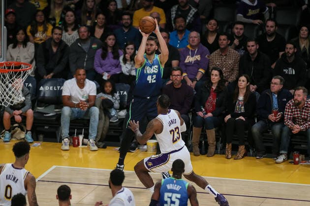 Bilder des Jahres 2019, Sport 12 Dezember Sport Bilder des Tages LOS ANGELES, CA - DECEMBER 01: Dallas Mavericks forward Maxi Kleber (42) shoots from behind the arc during an NBA, Basketball Herren, USA game between the Dallas Mavericks and the Los Angeles Lakers on December 01, 2019, at Staples Center in Los Angeles, CA. (Photo by Jevone Moore Icon Sportswire) NBA: DEC 01 Mavericks at Lakers Icon1912015030