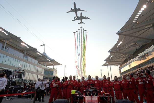 FORMULA 1 ETIHAD AIRWAYS ABU DHABI GRAND PRIX 2019 01.12.2019, Yas Marina Circuit, Abu Dhabi, FORMULA 1 ETIHAD AIRWAYS ABU DHABI GRAND PRIX 2019 , im Bild Die Ferrarimechaniker von Sebastian Vettel (GER 5), Scuderia Ferrari Mission Winnow stehen hinter dem Auto in der Startaufstellung, im Hintergrund überfliegen Flugzeuge der Airline Etihad die Rennstrecke.