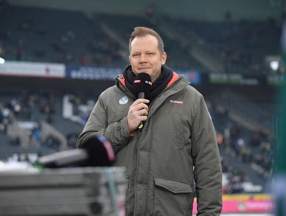 01.12.2019, Fussball GER, Saison 2019 2020, 1. Bundesliga, 13. Spieltag, Borussia Moenchengladbach - SC Freiburg. 4:2, Sky Reporter Wolff Christoph Fuss Moenchengladbach Nordrhein Westfalen Deutschland *** 01 12 2019, Soccer GER, Season 2019 2020, 1 Bundesliga, 13 Matchday, Borussia Moenchengladbach SC Freiburg 4 2, Sky Sport Reporter Wolff Christoph Fuss Moenchengladbach Nordrhein Westfalen Germany Team2