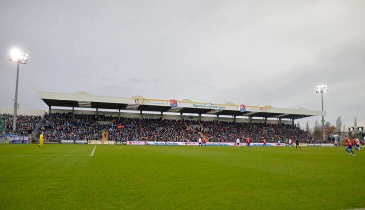 Fußball, Stadiongeschichte SpVgg Unterhaching 01.12.2019, Fussball 3. Bundesliga 2019 2020, 17.Spieltag, SpVgg Unterhaching - TSV 1860 München, im Sportpark Unterhaching, Gegentribüne im Sportpark.