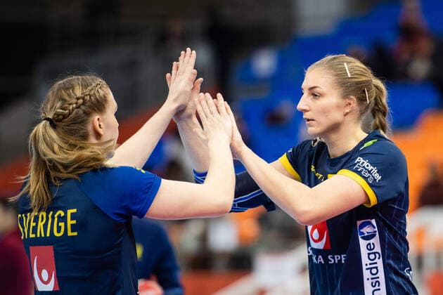 191202 Evelina Källhage and Linn Blohm of Sweden ahead of the Women s World Handball Championship match between China and Sweden on December 2, 2019 in Kumamoto. Photo: Ludvig Thunman BILDBYRAN kod LT 35690 bbeng dam women handball handboll world handball championship 2019 sverige sweden china kina Copyright: LUDVIGxTHUNMAN BB191202LT002