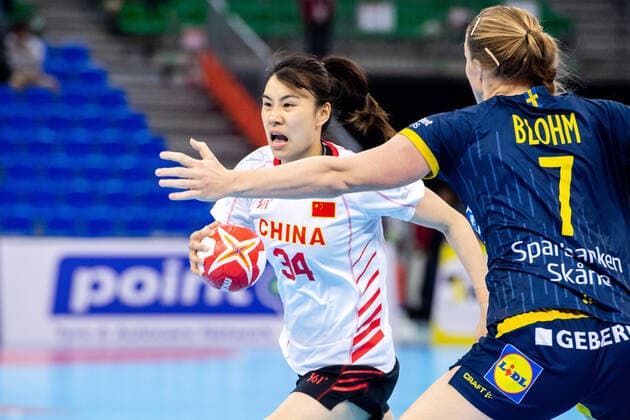 191202 Jin Meng Qing of China and Linn Blohm of Sweden during the Women s World Handball Championship match between China and Sweden on December 2, 2019 in Kumamoto. Photo: Ludvig Thunman BILDBYRAN kod LT 35690 bbeng dam women handball handboll world handball championship 2019 sverige sweden china kina Copyright: LUDVIGxTHUNMAN BB191202LT008