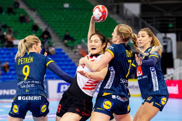 191202 Zhou Yu Ting of China against Melissa Petren and Linn Blohm of Sweden during the Women s World Handball Championship match between China and Sweden on December 2, 2019 in Kumamoto. Photo: Ludvig Thunman BILDBYRAN kod LT 35690 bbeng dam women handball handboll world handball championship 2019 sverige sweden china kina Copyright: LUDVIGxTHUNMAN BB191202LT009