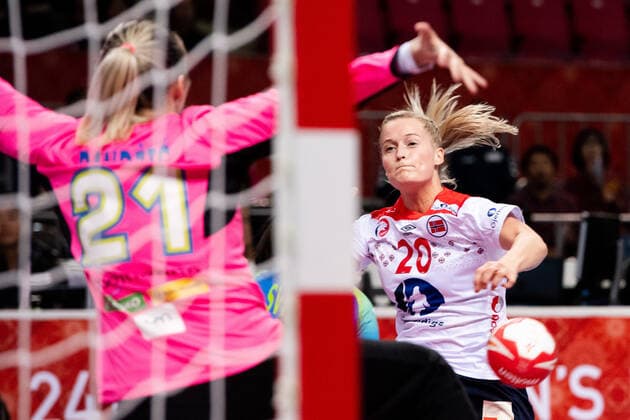 191202 Marit Roberg Jacobsen of Norway during the Women s World Handball Championship game between Slovenia and Norway on December 2, 2019 in Kumamoto. Photo: Daniel Stiller Bildbyran kod DS 59409 bbeng dam women handball handboll world handball championship 2019 norway norge handball vm slovenia slovenien Copyright: DANIELxSTILLER BB191202DS016