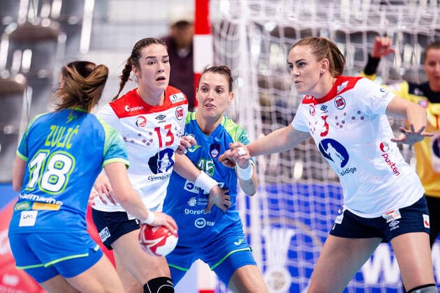 191202 Kari Brattset and Emilie Hegh Arntzen of Norway against Teja Ferfolja of Slovenia during the Women s World Handball Championship game between Slovenia and Norway on December 2, 2019 in Kumamoto. Photo: Daniel Stiller Bildbyran kod DS 59409 bbeng dam women handball handboll world handball championship 2019 norway norge handball vm slovenia slovenien Copyright: DANIELxSTILLER BB191202DS021