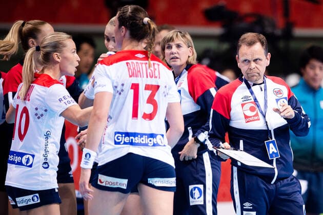 191202 Stine Bredal Oftedal and Thorir Hergeirsson, head coach,of Norway during the Women s World Handball Championship game between Slovenia and Norway on December 2, 2019 in Kumamoto. Photo: Daniel Stiller Bildbyran kod DS 59409 bbeng dam women handball handboll world handball championship 2019 norway norge handball vm slovenia slovenien Copyright: DANIELxSTILLER BB191202DS023