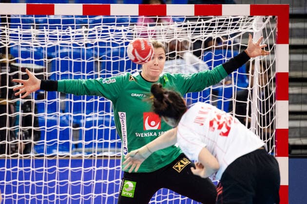 191202 Jin Meng Qing of China against goalkeeper Martina Thörn of Sweden during the Women s World Handball Championship match between China and Sweden on December 2, 2019 in Kumamoto. Photo: Ludvig Thunman BILDBYRAN kod LT 35690 bbeng dam women handball handboll world handball championship 2019 sverige sweden china kina Copyright: LUDVIGxTHUNMAN BB191202LT031