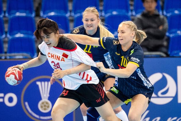 191202 Hanna Blomstrand and Mathilda Lundström of Sweden against Jin Meng Qing of China during the Women s World Handball Championship match between China and Sweden on December 2, 2019 in Kumamoto. Photo: Ludvig Thunman BILDBYRAN kod LT 35690 bbeng dam women handball handboll world handball championship 2019 sverige sweden china kina Copyright: LUDVIGxTHUNMAN BB191202LT040