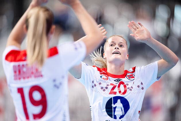 191202 Moa Hogdahl and Marit Roberg Jacobsen of Norway celebrate during the Women s World Handball Championship game between Slovenia and Norway on December 2, 2019 in Kumamoto. Photo: Daniel Stiller Bildbyran kod DS 59409 bbeng dam women handball handboll world handball championship 2019 norway norge handball vm slovenia slovenien jubel Copyright: DANIELxSTILLER BB191202DS038
