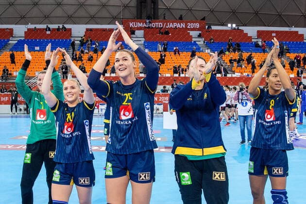 191202 Players of Sweden celebrate after the Women s World Handball Championship match between China and Sweden on December 2, 2019 in Kumamoto. Photo: Ludvig Thunman BILDBYRAN kod LT 35690 bbeng dam women handball handboll world handball championship 2019 sverige sweden china kina jubel Copyright: LUDVIGxTHUNMAN BB191202LT043