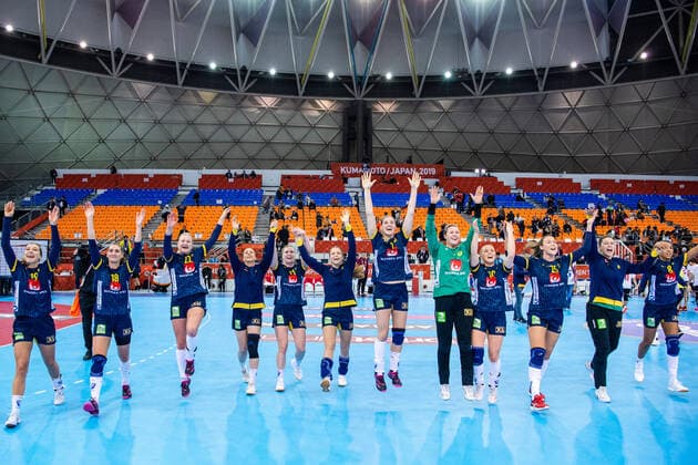 191202 Players of Sweden celebrate after the Women s World Handball Championship match between China and Sweden on December 2, 2019 in Kumamoto. Photo: Ludvig Thunman BILDBYRAN kod LT 35690 bbeng dam women handball handboll world handball championship 2019 sverige sweden china kina jubel Copyright: LUDVIGxTHUNMAN BB191202LT047