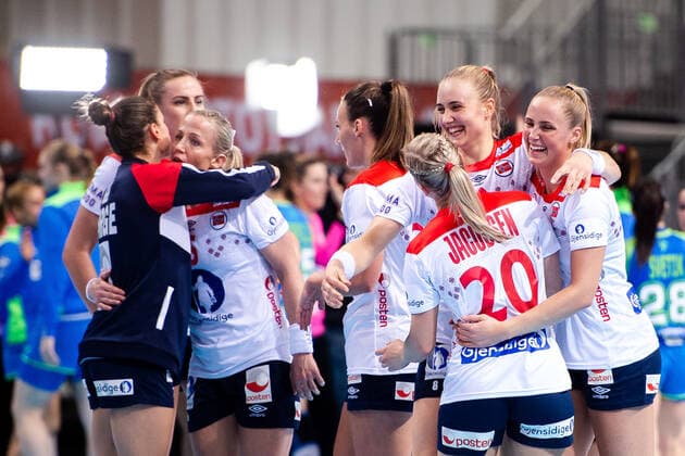191202 Players of Norway celebrate after he Women s World Handball Championship game between Slovenia and Norway on December 2, 2019 in Kumamoto. Photo: Daniel Stiller Bildbyran kod DS 59409 bbeng dam women handball handboll world handball championship 2019 norway norge handball vm slovenia slovenien jubel Copyright: DANIELxSTILLER BB191202DS041