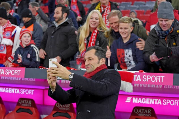 30.11.2019, Fussball 1. Bundesliga 2019 2020, 13.Spieltag, FC Bayern München - Bayer 04 Leverkusen, in der Allianz-Arena München. Sportdirektor Hasan Salihamidzic (Bayern München) macht für die Fans ein Selfie mit deren Handy.