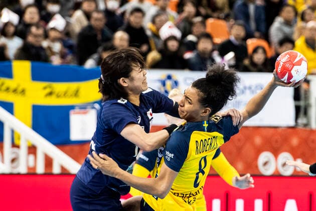 191203 Jamina Roberts of Sweden and Yuki Tanabe of Japan during the Women s World Handball Championship match between Sweden and Japan on December 3, 2019 in Kumamoto. Photo: Ludvig Thunman BILDBYRAN kod LT 35691 bbeng dam women handball handboll world handball championship 2019 sverige sweden japan Copyright: LUDVIGxTHUNMAN BB191203LT014