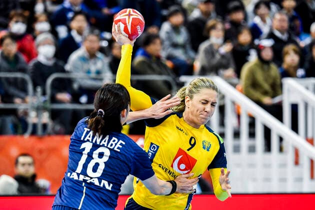 191203 Melissa Petren of Sweden and Yuki Tanabe of Japan during the Women s World Handball Championship match between Sweden and Japan on December 3, 2019 in Kumamoto. Photo: Ludvig Thunman BILDBYRAN kod LT 35691 bbeng dam women handball handboll world handball championship 2019 sverige sweden japan Copyright: LUDVIGxTHUNMAN BB191203LT018