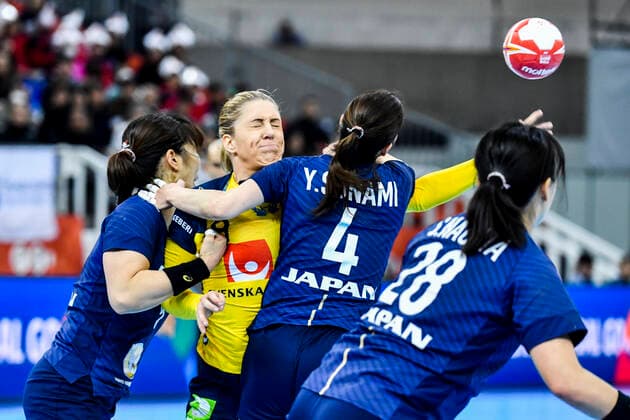 191203 Melissa Petren of Sweden against Yui Sunami of Japan during the Women s World Handball Championship match between Sweden and Japan on December 3, 2019 in Kumamoto. Photo: Ludvig Thunman BILDBYRAN kod LT 35691 bbeng dam women handball handboll world handball championship 2019 sverige sweden japan Copyright: LUDVIGxTHUNMAN BB191203LT019