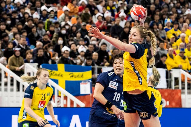191203 Linn Blohm of Sweden and Yuki Tanabe of Japan during the Women s World Handball Championship match between Sweden and Japan on December 3, 2019 in Kumamoto. Photo: Ludvig Thunman BILDBYRAN kod LT 35691 bbeng dam women handball handboll world handball championship 2019 sverige sweden japan Copyright: LUDVIGxTHUNMAN BB191203LT021