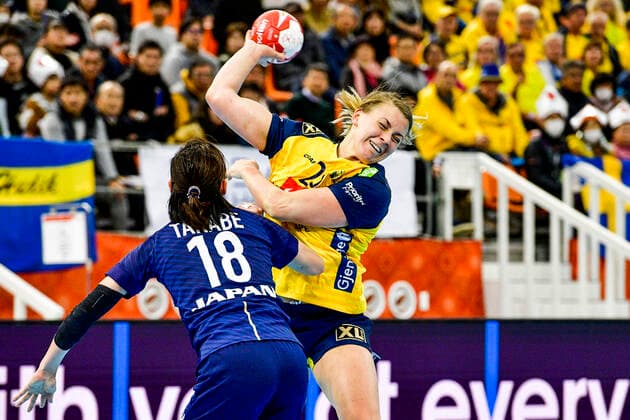 191203 Isabelle Gullden of Sweden and Yuki Tanabe of Japan during the Women s World Handball Championship match between Sweden and Japan on December 3, 2019 in Kumamoto. Photo: Ludvig Thunman BILDBYRAN kod LT 35691 bbeng dam women handball handboll world handball championship 2019 sverige sweden japan Copyright: LUDVIGxTHUNMAN BB191203LT028