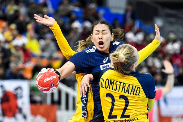 191203 Kaho Sunami of Japan and Hanna Blomstrand of Sweden during the Women s World Handball Championship match between Sweden and Japan on December 3, 2019 in Kumamoto. Photo: Ludvig Thunman BILDBYRAN kod LT 35691 bbeng dam women handball handboll world handball championship 2019 sverige sweden japan Copyright: LUDVIGxTHUNMAN BB191203LT052