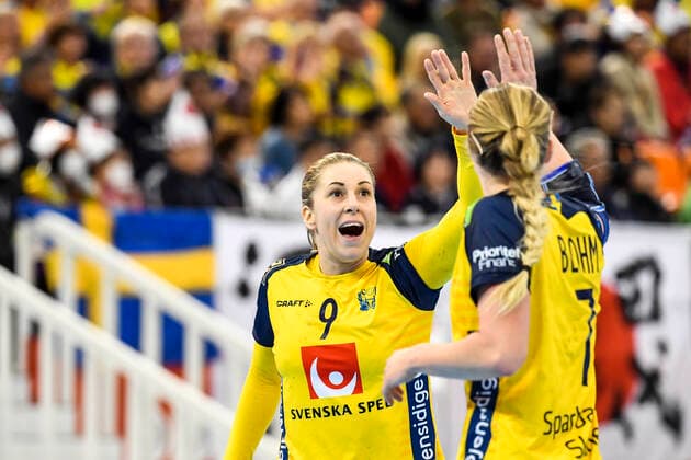 191203 Melissa Petren and Linn Blohm of Sweden celebrate during the Women s World Handball Championship match between Sweden and Japan on December 3, 2019 in Kumamoto. Photo: Ludvig Thunman BILDBYRAN kod LT 35691 bbeng dam women handball handboll world handball championship 2019 sverige sweden japan jubel celebration Copyright: LUDVIGxTHUNMAN BB191203LT058