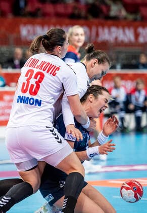191203 Jovana Stoiljkovic of Serbia and Kari Brattset of Norway during the Women s World Handball Championship game between Norway and Serbia on December 3, 2019 in Kumamoto. Photo: Daniel Stiller Bildbyran kod DS 59413 bbeng dam women handball handboll world handball championship 2019 norway norge handball vm serbien serbia Copyright: DANIELxSTILLER BB191203DS066