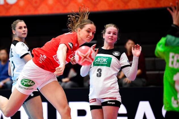 Sarah Iversen i aktion da Danmark moeder Tyskland, i den indledende runde i Gruppe B, under Kvindernes Haandbold VM i Kumamoto Prefectural Gymnasium i Japan, tirsdag den 3. december 2019. , Kumamoto Denmark Copyright: BoxAmstrupx COP222 spdk20191203-124649-L