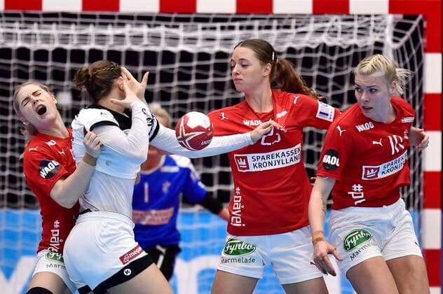Sarah Iversen, Kristina Joergensen og Kathrine Heindal i aktion da Danmark moeder Tyskland, i den indledende runde i Gruppe B, under Kvindernes Haandbold VM i Kumamoto Prefectural Gymnasium i Japan, tirsdag den 3. december 2019. , Kumamoto Denmark Copyright: BoxAmstrupx COP222 spdk20191203-125507-L