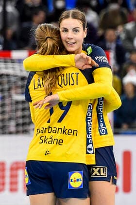 191203 Anna Lagerquist and Carin Strömberg celebrate after the Women s World Handball Championship match between Sweden and Japan on December 3, 2019 in Kumamoto. Photo: Ludvig Thunman BILDBYRAN kod LT 35691 bbeng dam women handball handboll world handball championship 2019 sverige sweden japan jubel celebration Copyright: LUDVIGxTHUNMAN BB191203LT068