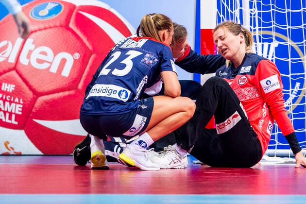191203 Goalkeeper Silje Solberg of Norway is hurt during the Women s World Handball Championship game between Norway and Serbia on December 3, 2019 in Kumamoto. Photo: Daniel Stiller Bildbyran kod DS 59413 bbeng dam women handball handboll world handball championship 2019 norway norge handball vm serbien serbia skada injury Copyright: DANIELxSTILLER BB191203DS070
