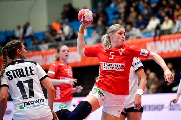 Sarah Iversen i aktion da Danmark moeder Tyskland, i den indledende runde i Gruppe B, under Kvindernes Haandbold VM i Kumamoto Prefectural Gymnasium i Japan, tirsdag den 3. december 2019. , Kumamoto Denmark Copyright: BoxAmstrupx COP222 spdk20191203-130435-L