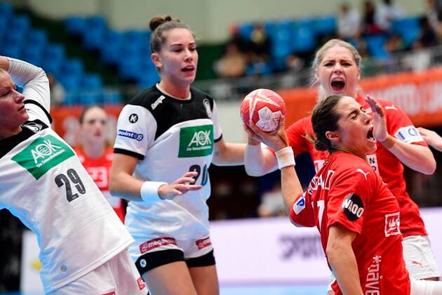 Louise Burgaard i aktion da Danmark moeder Tyskland, i den indledende runde i Gruppe B, under Kvindernes Haandbold VM i Kumamoto Prefectural Gymnasium i Japan, tirsdag den 3. december 2019. , Kumamoto Denmark Copyright: BoxAmstrupx COP222 spdk20191203-131856-L