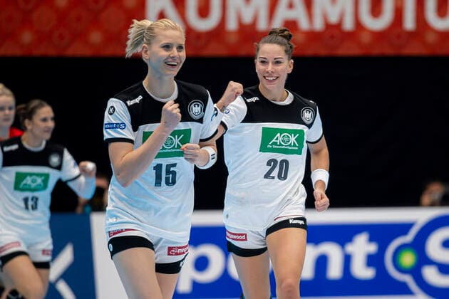 Handball, Frauen: WM 2019, Vorrunde, Gruppe B, 3. Spieltag , Dänemark - Deutschland Kim Naidzinavicius (Deutschland Bietigheim), Emily Boelk Bölk (Deutschland Thueringer HC) Jubel Freude Emotion Kumamoto Kumamoto Prefectural Gymnasium Kumamoto Japan