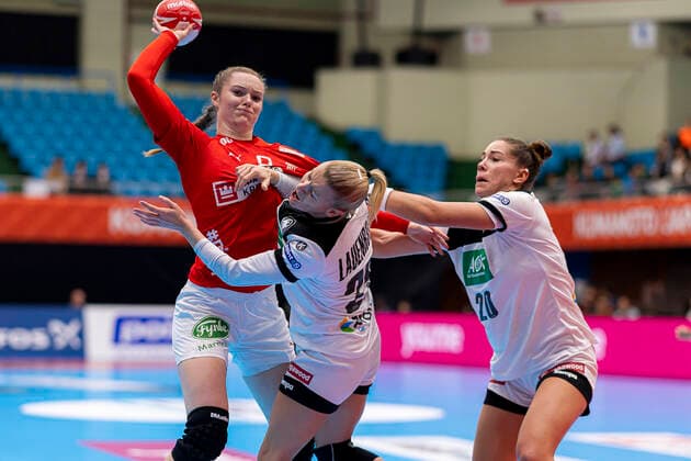 Handball, Frauen: WM 2019, Vorrunde, Gruppe B, 3. Spieltag , Dänemark - Deutschland Anne Mette Hansen (Daenemark), Antje Lauenroth (Deutschland Bietigheim), Emily Boelk Bölk (Deutschland Thueringer HC) Kumamoto Kumamoto Prefectural Gymnasium Kumamoto Japan