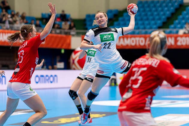 Handball, Frauen: WM 2019, Vorrunde, Gruppe B, 3. Spieltag , Dänemark - Deutschland v.li. Kristina Jorgensen (Daenemark), Maren Weigel (Deutschland Metzingen) Kumamoto Kumamoto Prefectural Gymnasium Kumamoto Japan