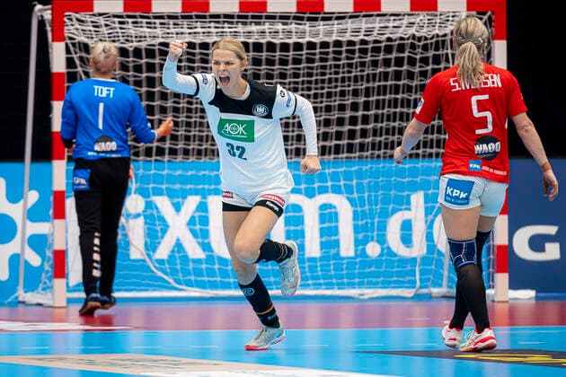 Handball, Frauen: WM 2019, Vorrunde, Gruppe B, 3. Spieltag , Dänemark - Deutschland v.li. Torhueterin Sandra Toft (Daenemark), Evgenija Minevskaja (Deutschland Brest), Sarah Iversen (Daenemark) Kumamoto Kumamoto Prefectural Gymnasium Kumamoto Japan