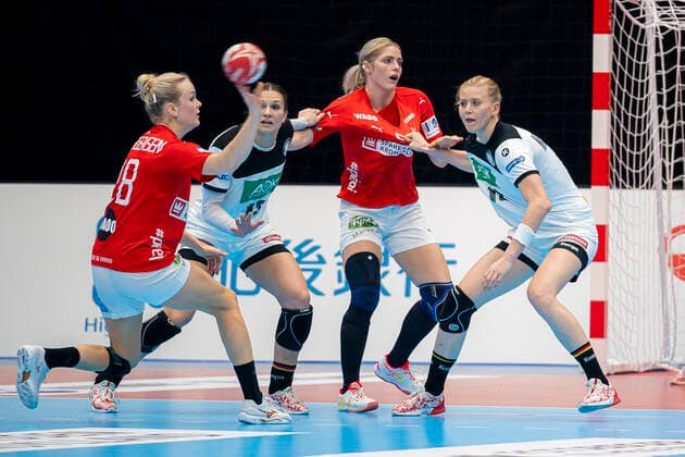 Handball, Frauen: WM 2019, Vorrunde, Gruppe B, 3. Spieltag , Dänemark - Deutschland v.li. Stine Jorgensen (Daenemark), Julia Behnke (Deutschland Rostov Don), Sarah Iversen (Daenemark), Kim Naidzinavicius (Deutschland Bietigheim) Kumamoto Kumamoto Prefectural Gymnasium Kumamoto Japan