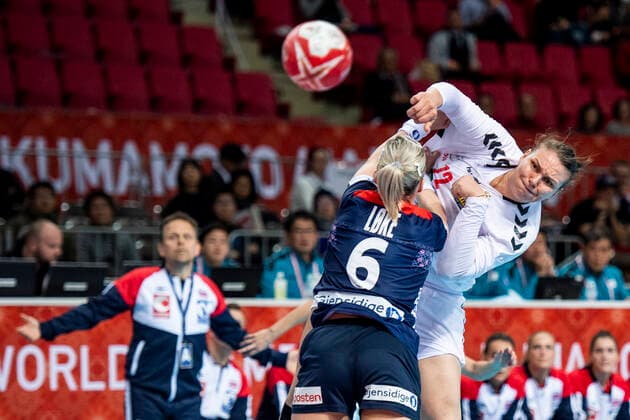 191203 Dragana Cvijic of Serbia and Heidi Loke of Norway during the Women s World Handball Championship game between Norway and Serbia on December 3, 2019 in Kumamoto. Photo: Daniel Stiller Bildbyran kod DS 59413 bbeng dam women handball handboll world handball championship 2019 norway norge handball vm serbien serbia Copyright: DANIELxSTILLER BB191203DS077
