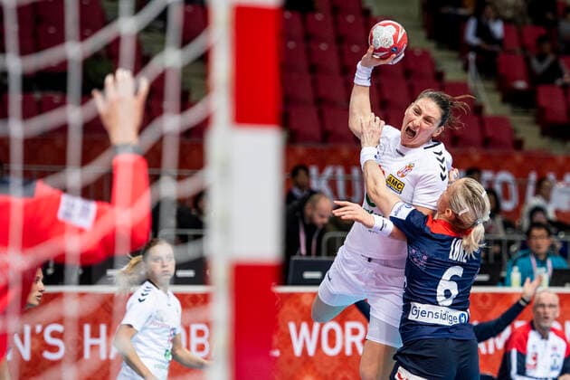 191203 Jovana Stoiljkovic of Serbia and Heidi Loke of Norway during the Women s World Handball Championship game between Norway and Serbia on December 3, 2019 in Kumamoto. Photo: Daniel Stiller Bildbyran kod DS 59413 bbeng dam women handball handboll world handball championship 2019 norway norge handball vm serbien serbia Copyright: DANIELxSTILLER BB191203DS078