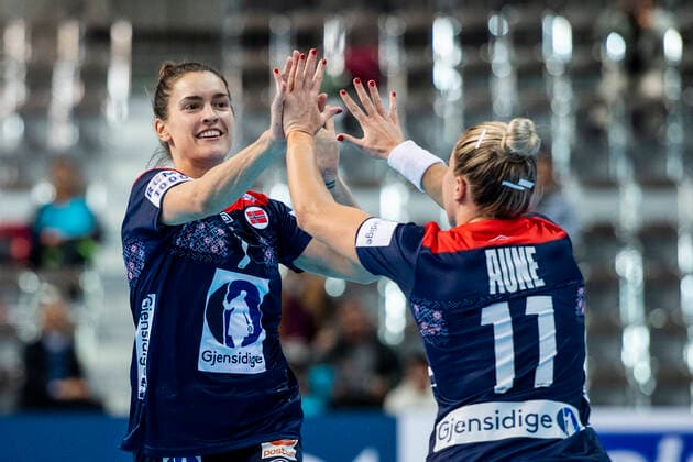 191203 Stine Skogrand and Malin Aune of Norway celebrate during the Women s World Handball Championship game between Norway and Serbia on December 3, 2019 in Kumamoto. Photo: Daniel Stiller Bildbyran kod DS 59413 bbeng dam women handball handboll world handball championship 2019 norway norge handball vm serbien serbia jubel celebration Copyright: DANIELxSTILLER BB191203DS083